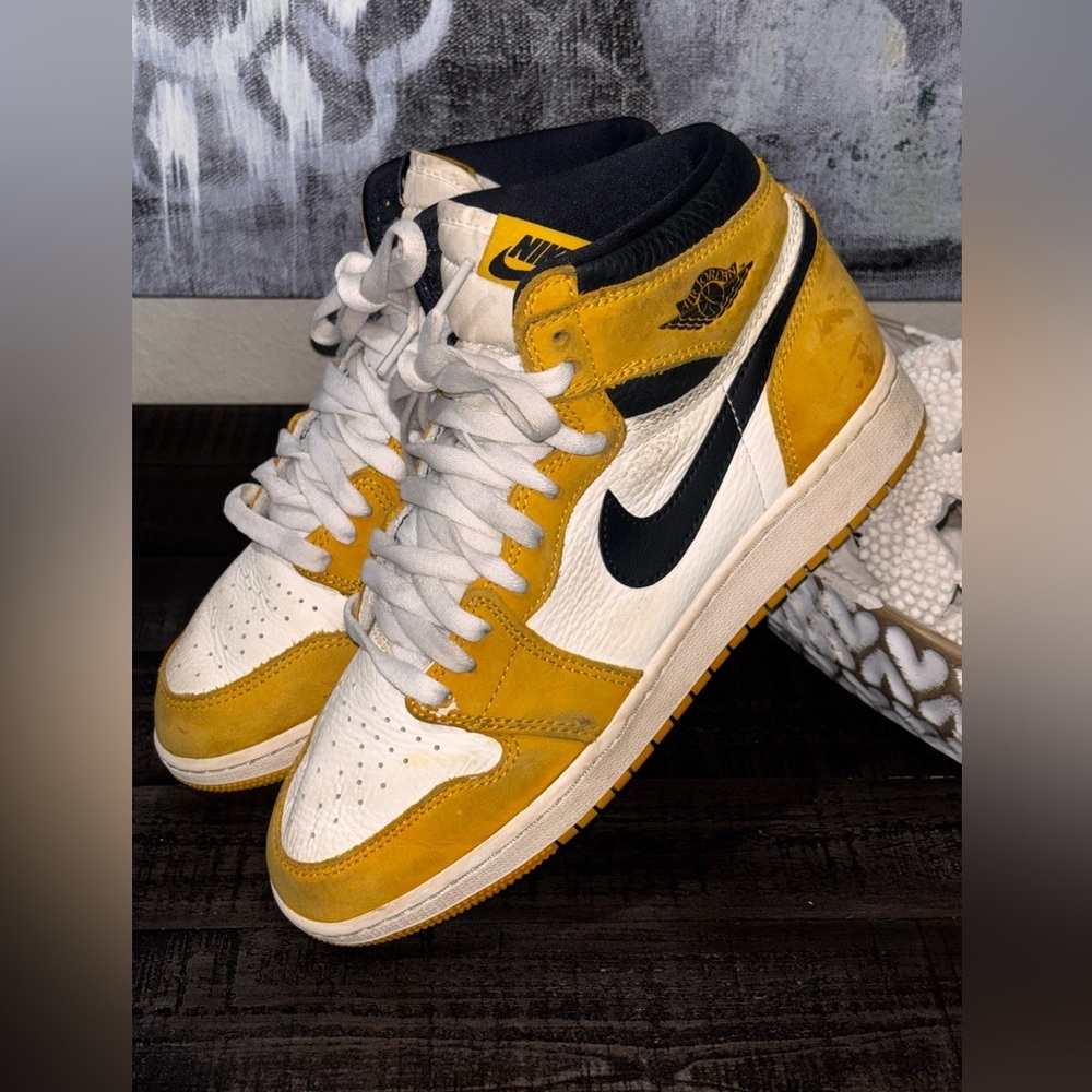 Youth Air Jordan 1 Retro High OG 'Yellow Ochre' sneakers SZ 6.5​ - Picture 9 of 15